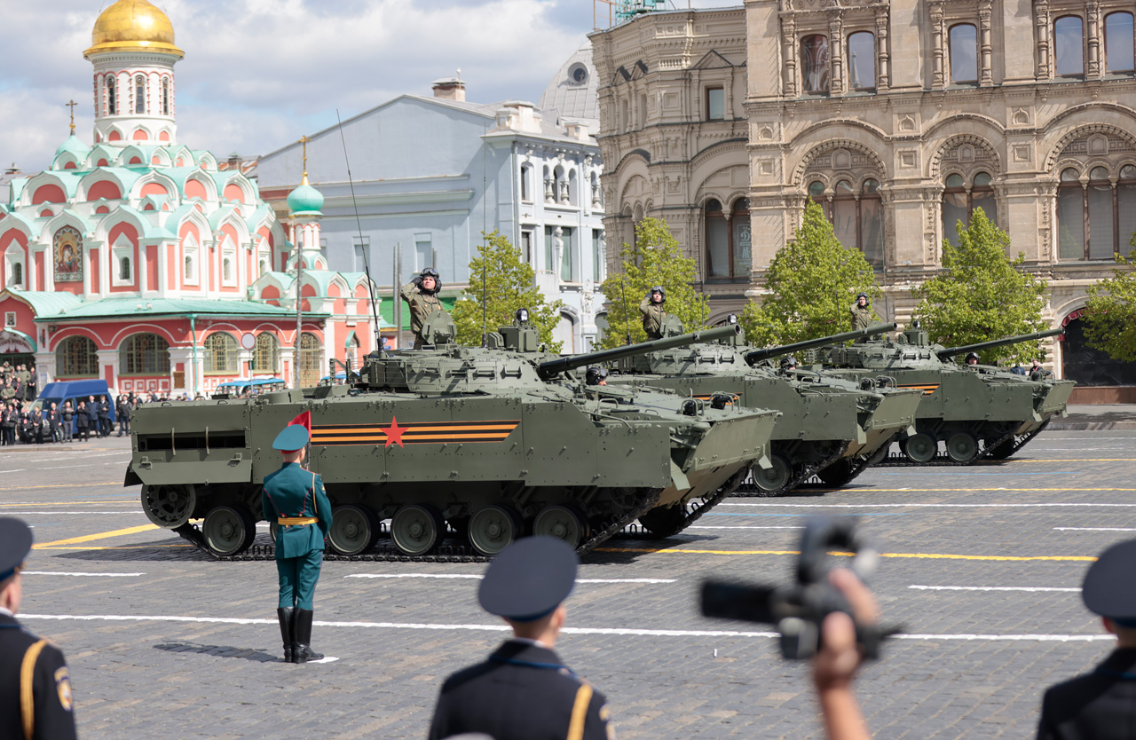 Колонна боевых машин пехоты.
