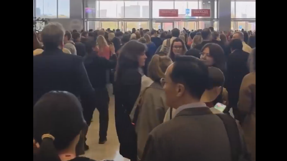 Из «Крокус Экспо» из-за ложной тревоги эвакуировали сотни человек. Видео