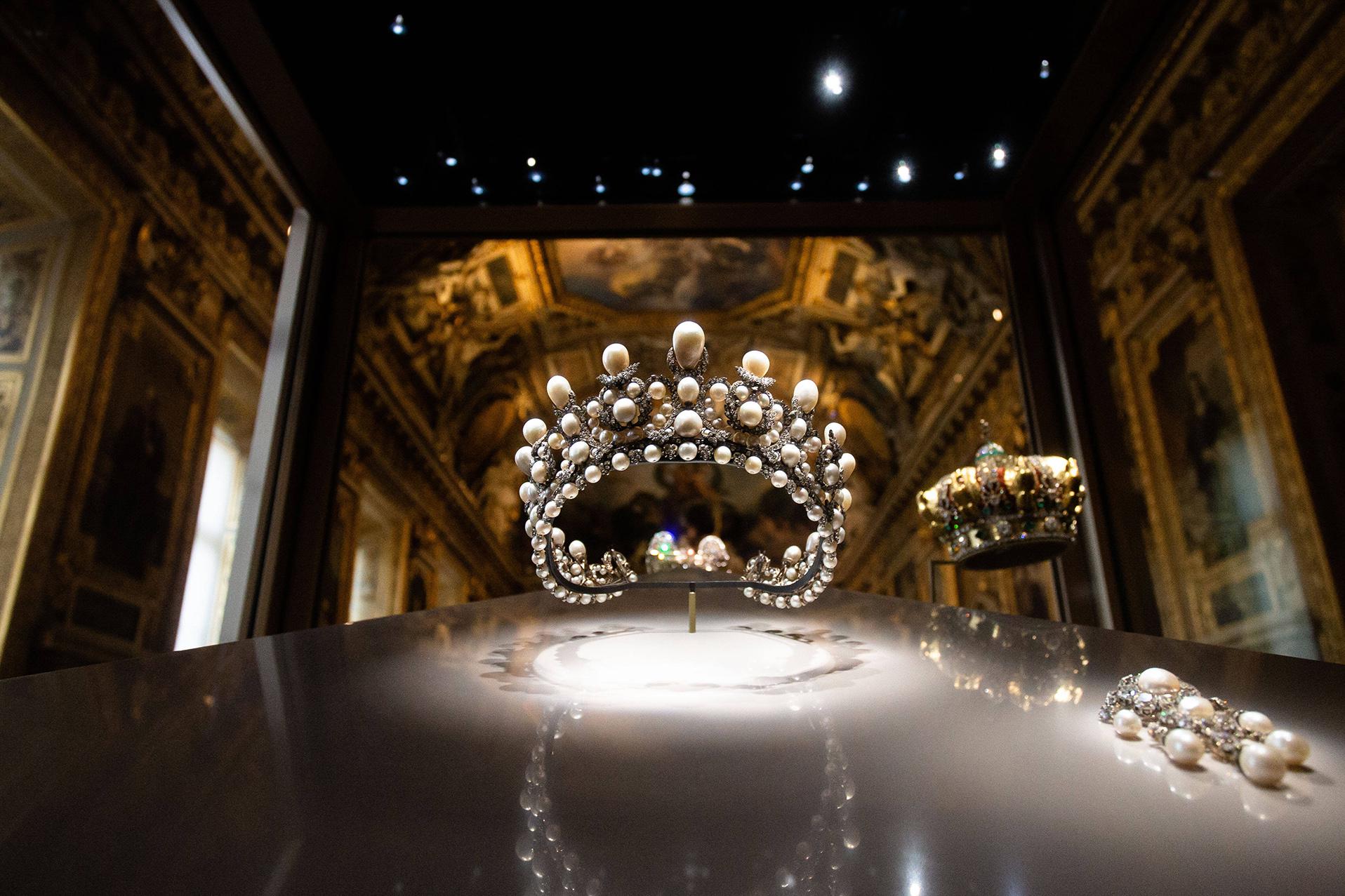 Ограбление Лувра: чем так ценны украденные украшения