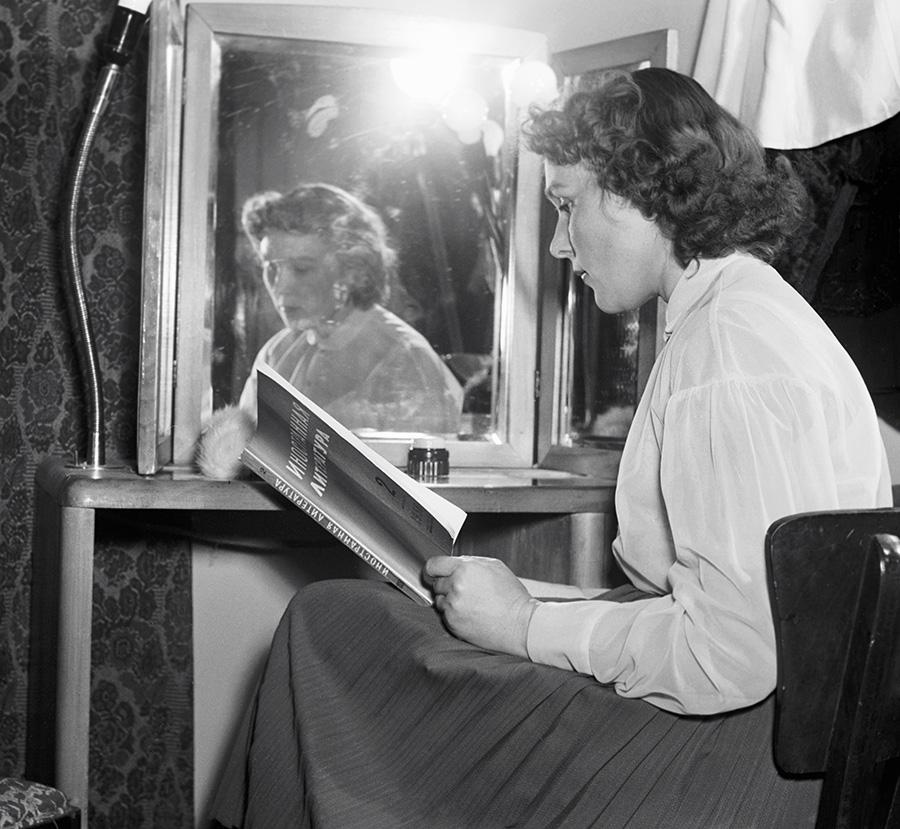 Актриса Московского театра сатиры Вера Васильева&nbsp;в артистической комнате,&nbsp;1956 год