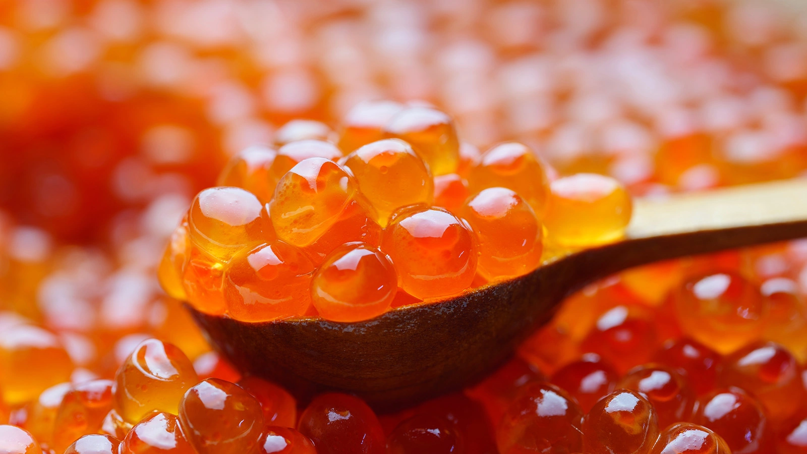 Россияне стали чаще покупать красную икру упаковками по полкило