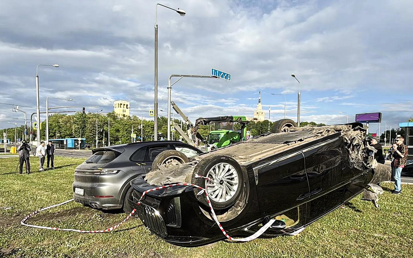 Автомобили на месте ДТП с участием футболиста Александра Прудникова на пересечении Мичуринского и Ломоносовского проспектов,&nbsp;Москва. 24 мая 2026 года&nbsp;