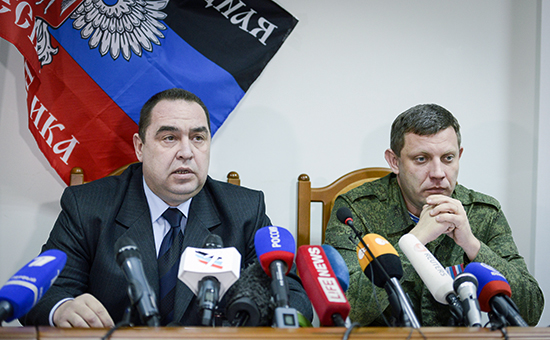 Глава ЛНР Игорь Плотницкий и ДНР Александр Захарченко (слева направо) во время брифинга по итогам минских переговоров