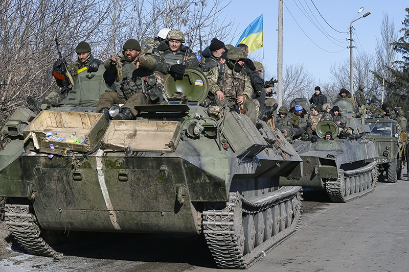 Украинские военнослужащие покидают Дебальцево.
