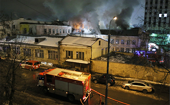 Дым от пожара в производственном здании швейного цеха на улице Стромынка