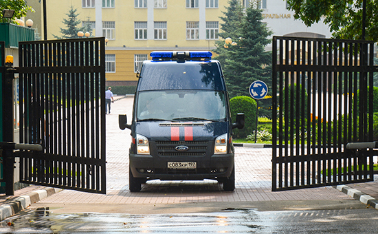 Автомобиль Следственного комитета РФ выезжает с&nbsp;территории центрального офиса Федеральной таможенной службы
