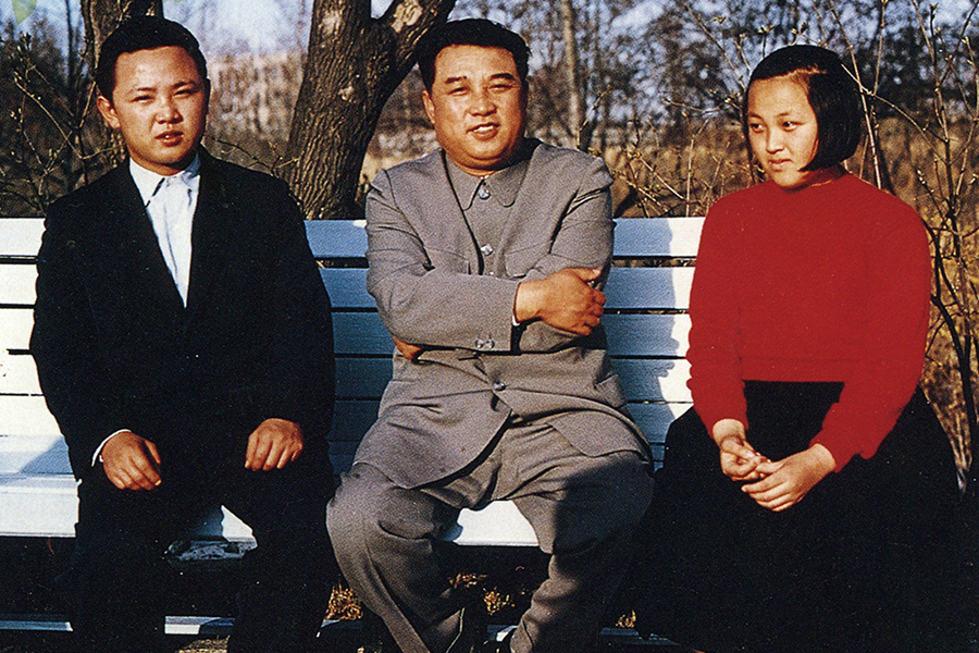 Дочь Ким Ир Сена, младшая сестра Ким Чен Ира, тетя Ким Чен Ына.

В 2010 году вместе с&nbsp;мужем Чан Сон Тхэком была назначена душеприказчиком своего брата и&nbsp;в&nbsp;случае&nbsp;его смерти должна была стать опекуном Ким Чен&nbsp;Ына. В правительстве Ким Чен Ира руководила легкой промышленностью КНДР, а&nbsp;ее муж был заместителем Ким Чен Ира в&nbsp;государственном комитете обороны. В 2013 году Чан Сон Тхэк был обвинен в&nbsp;государственной измене и&nbsp;казнен. Данные о&nbsp;смерти Ким Гён Хи не&nbsp;подтверждены.
