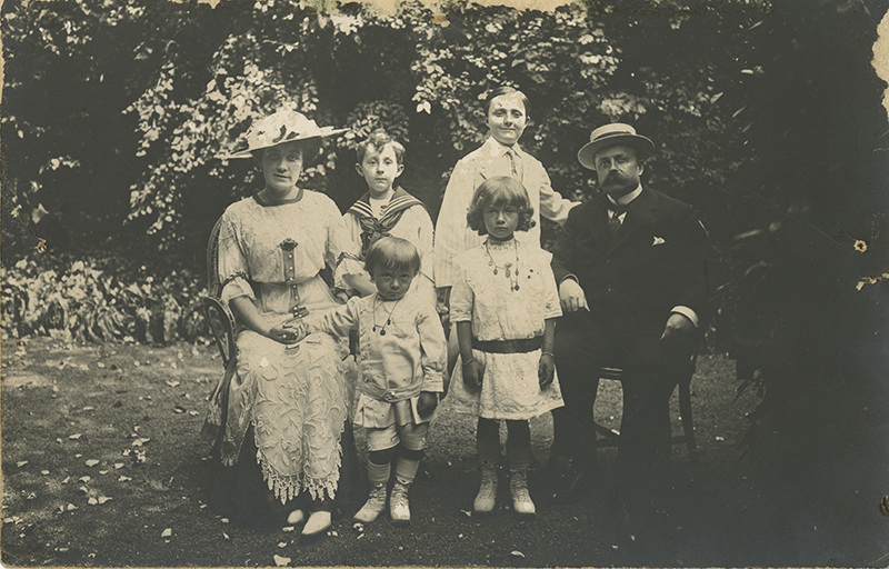 Семья Диор в садах своей виллы, 1912
