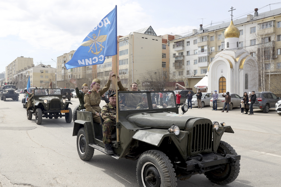 Участники автопробега исторической военной техники в рамках праздничных мероприятий в Якутстке.