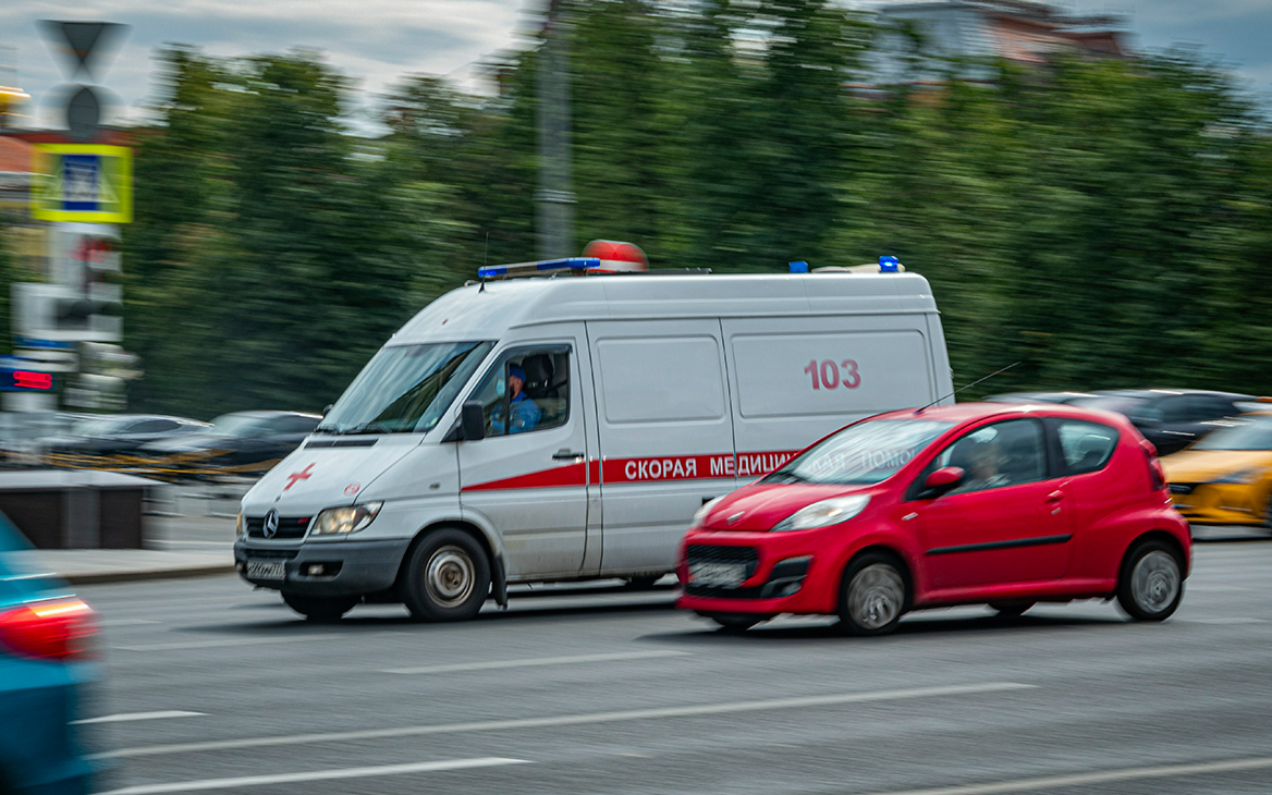 В Москве водитель машины каршеринга врезался в автобусную остановку