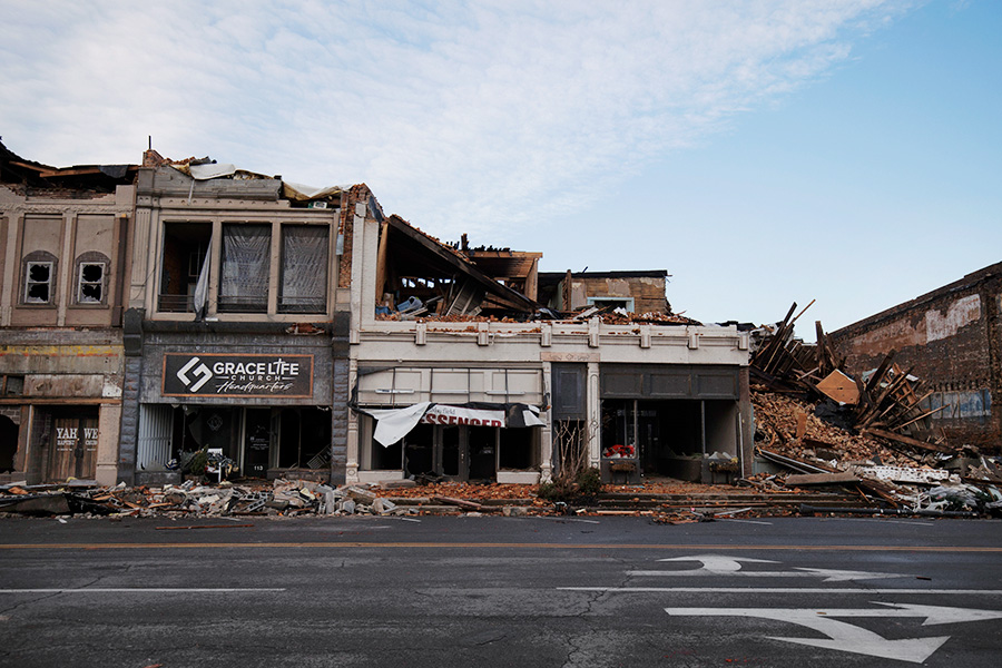 Разрушенные торговые ряды в Мэйфилде, штат Кентукки