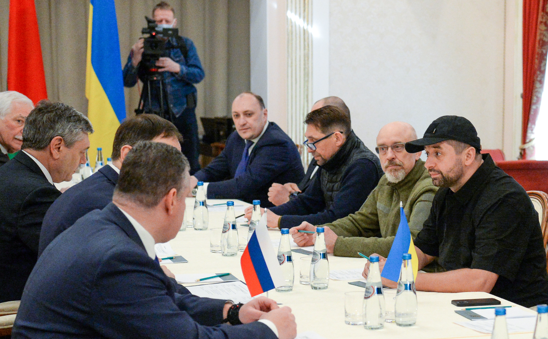 Члены делегаций на украинско-российских переговорах. Денис Киреев&nbsp;с правой стороны стола в правом верхнем углу (на фото по центру)