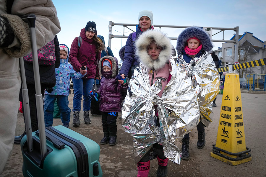 На фото: беженцы на погранпереходе в селе Паланка в Молдавии, 10 марта.

Молдавия к 14 марта приняла более 330 тыс. человек&nbsp;&mdash; страна находится на третьем месте после Польши и соседней Румынии