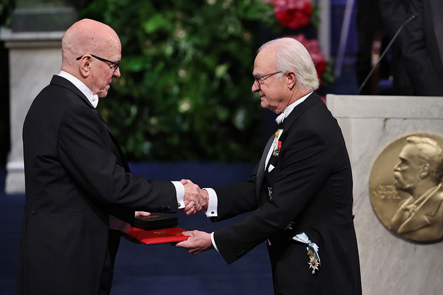 Карл Барри Шарплесс&nbsp;получает Нобелевскую премию по химии 2022 года от короля Швеции Карла XVI Густава