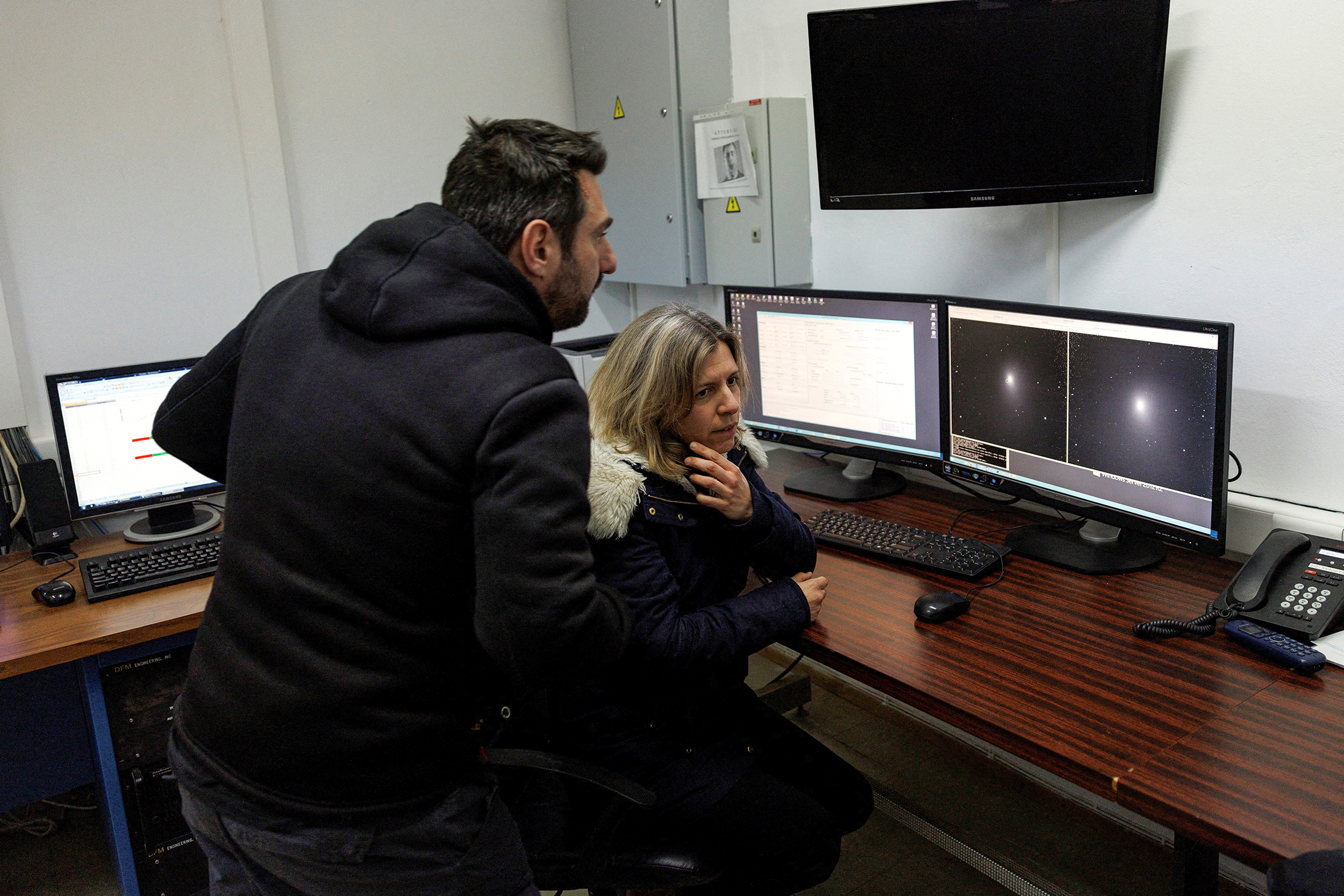 Сотрудники Афинской национальной обсерватории смотрят изображения кометы, полученные с телескопа