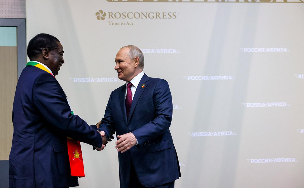 Владимир Путин и Эммерсон Дамбудзо Мнангагва (справа налево)