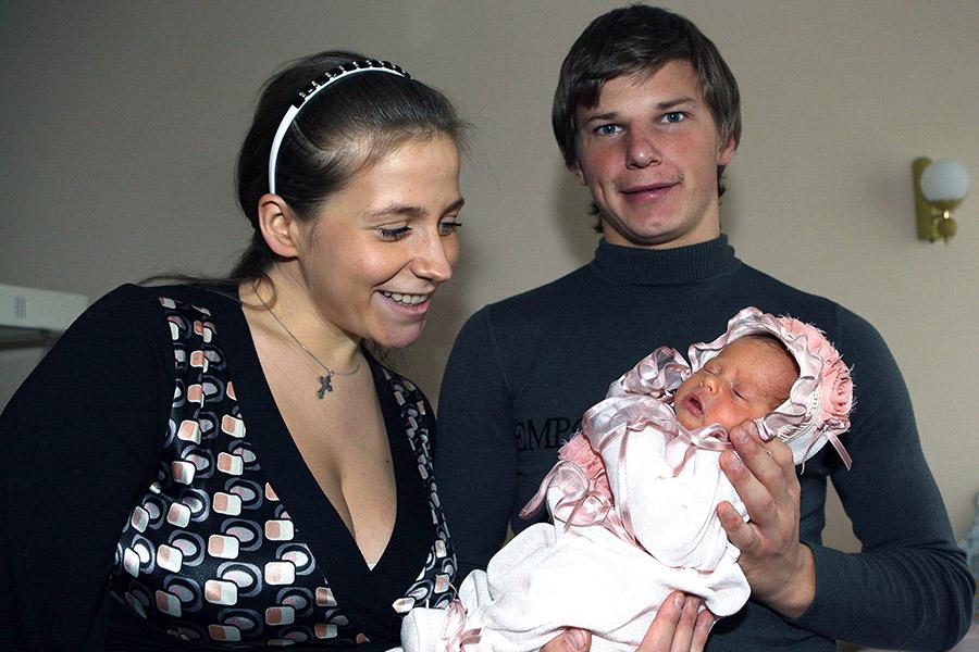 Юлия Барановская с Андреем Аршавиным и дочерью, 2008 год