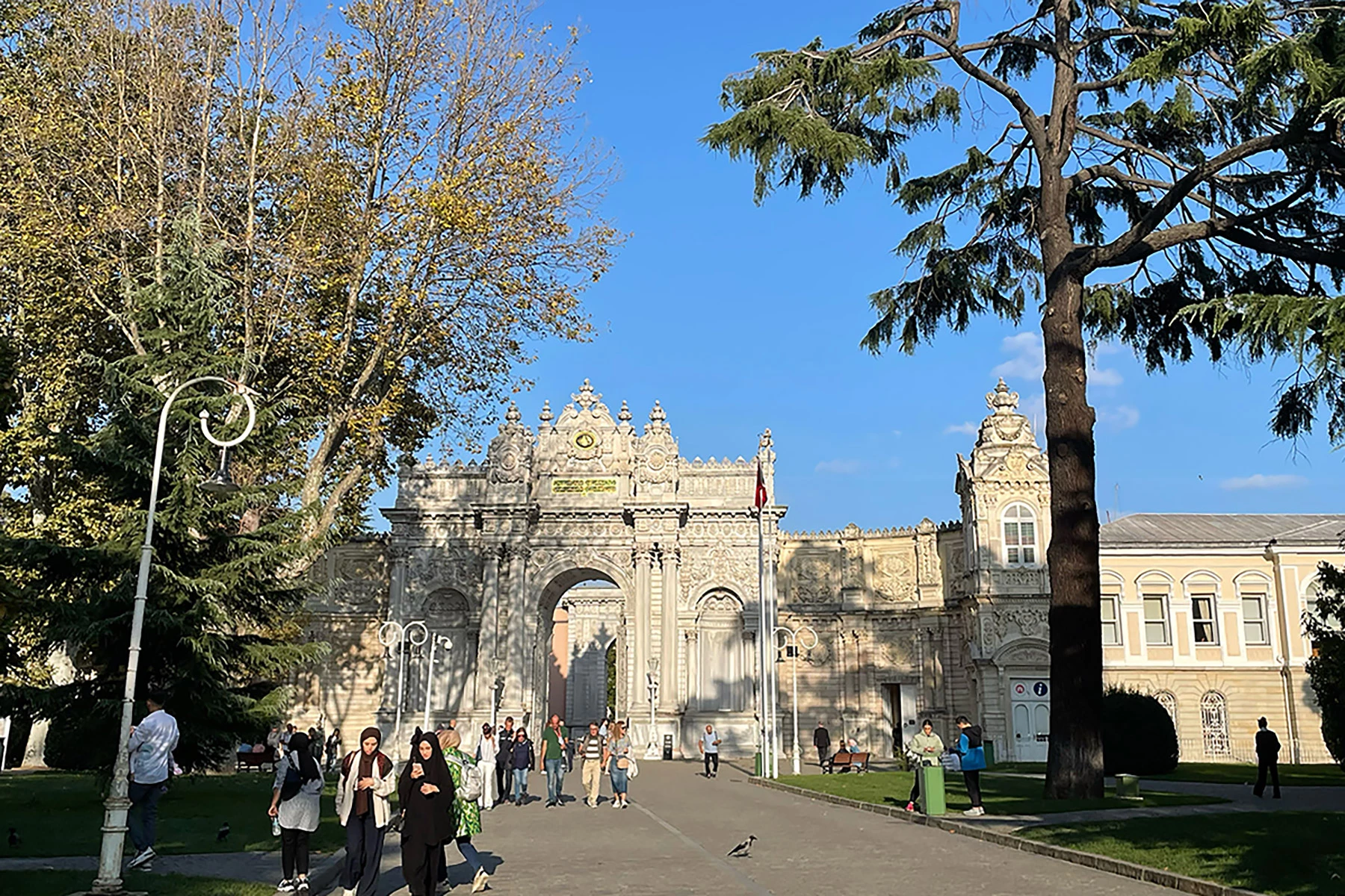 <p>Вход во дворец Долмабахче, который в год посещают 2 млн туристов</p>