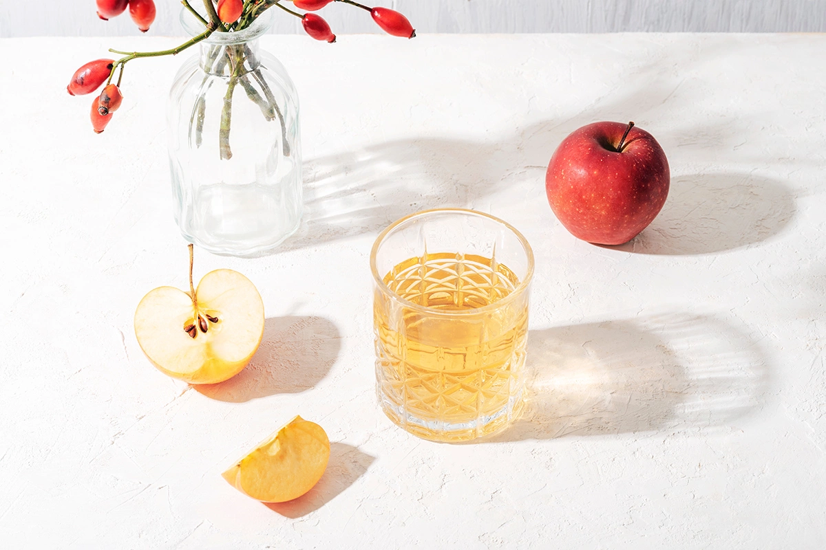 Осень меняет вкусы и привычки: рестораны расширяют разделы аперитивов, бармены все чаще заменяют поднадоевший просекко на brut и петнаты из яблок, а сидр быстро превращается в самостоятельную рыночную категорию с четкими стилями и понятной экономикой