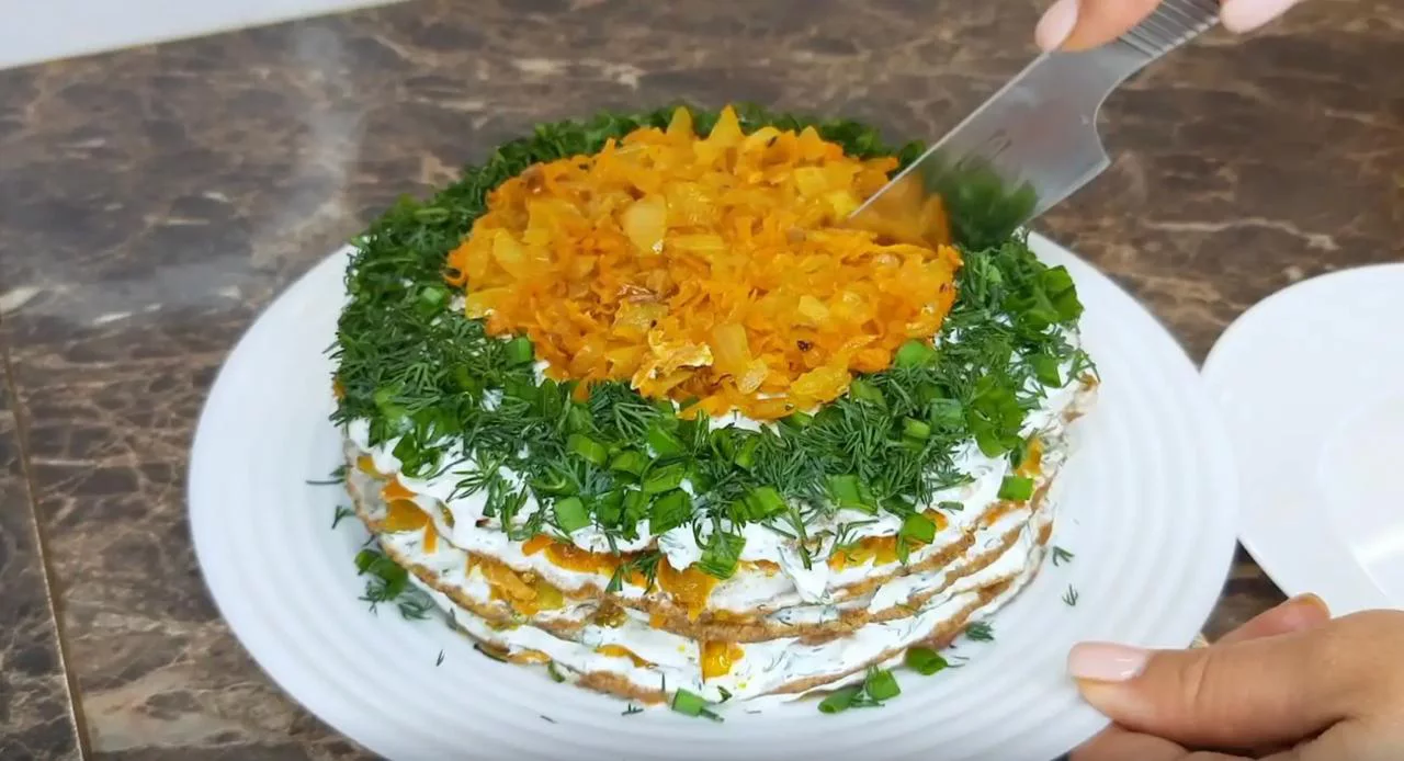 Нарежьте торт на кусочки