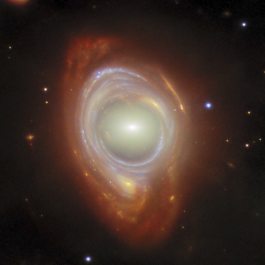 Хотя объект на снимке выглядит единым, на самом деле это две галактики, которые очень далеко друг от друга. Явление, запечатленное на фото, называется &laquo;кольцо Эйнштейна&raquo;. Оно возникает, когда свет от одной галактики изгибается под действием гравитации другого объекта, в данном случае другой галактики. Альберт Эйнштейн предсказал этот эффект в своих работах