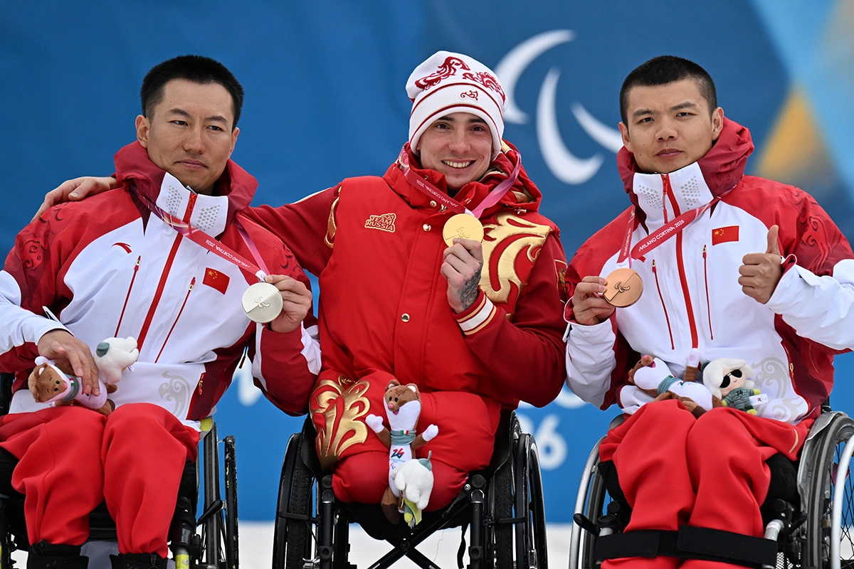 Призеры гонки на 10 км с раздельным стартом, в классе LW 10–12 (сидя) среди мужчин на XIV зимних Паралимпийских играх, на церемонии награждения, слева направо: Мао Чжунъу, Иван Голубков, Чжэн Пэн