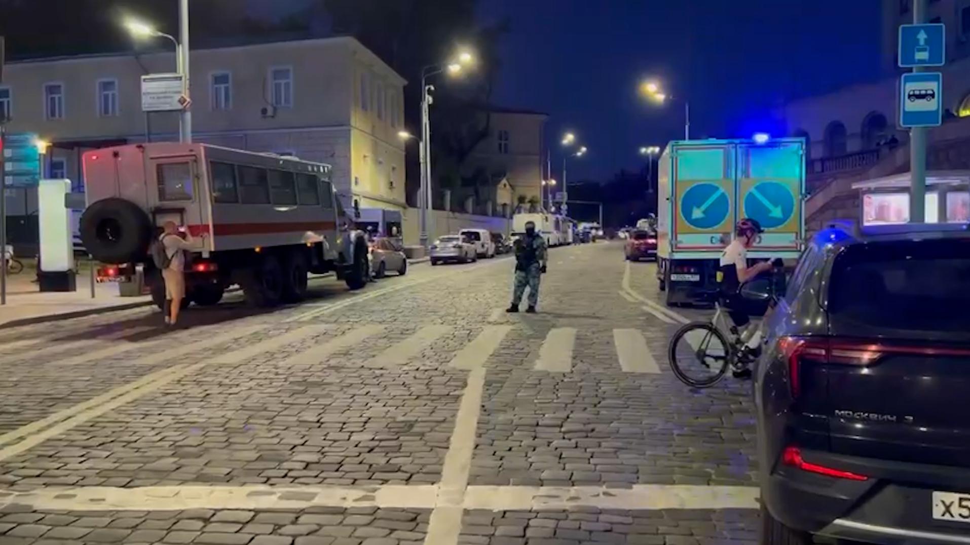 Кадры последствий взрыва у кафе на Кудринской площади в Москве. Видео