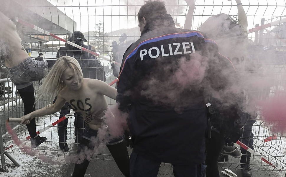 Активистки FEMEN подали обнаженный сигнал SOS в Давосе