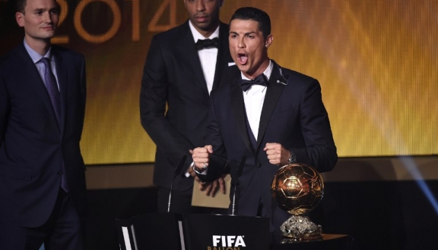 Нападающий «Реала» и сборной Португалии Криштиану Роналду получил «Золотой мяч» ФИФА. По итогам голосования он опередил Лионеля Месси и Мануэля Нойера. Фото - AFP