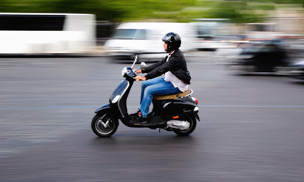 ГИБДД может запретить управление скутером без прав