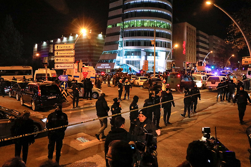 Полиция у Центра современного искусства в Анкаре



