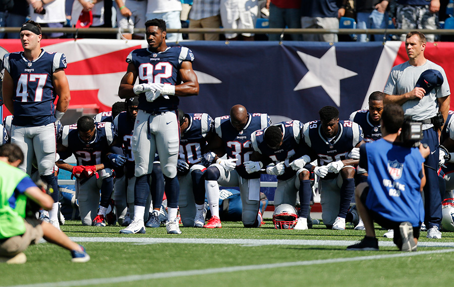 Игроки New England Patriots выражают протест перед игрой с Houston Texans


