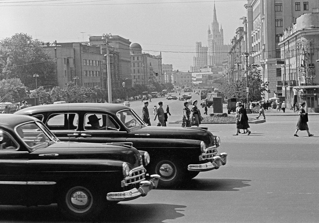 Автомобили ЗиМ-12 на площади Маяковского.&nbsp;1957 год
