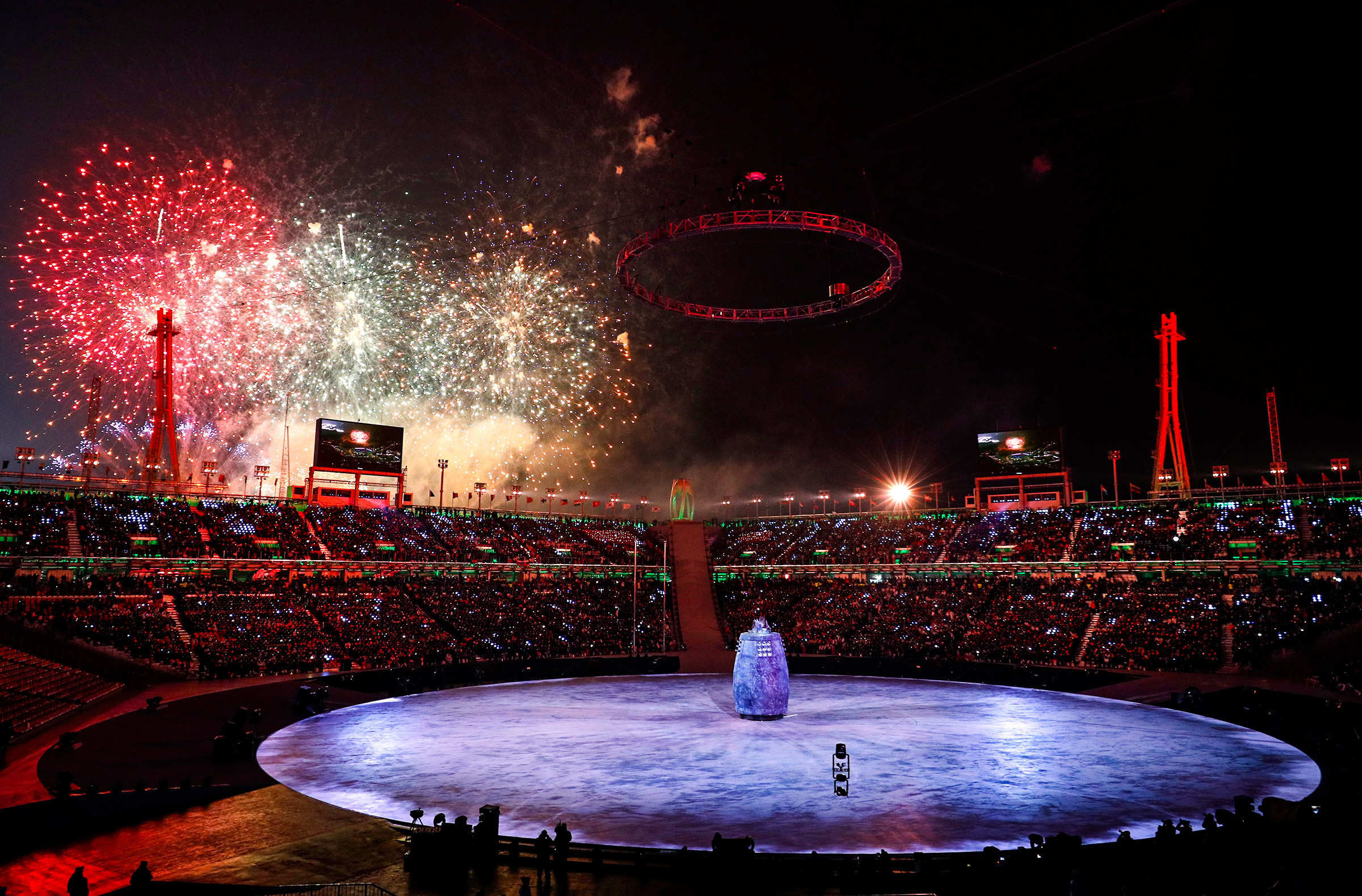 Церемония открытия проходила на стадионе Pyeongchang Olympic Stadium в городе Пхёнчхан. Об официальном открытии Олимпиады объявил президент Южной Кореи Мун Чжэ Ин.
