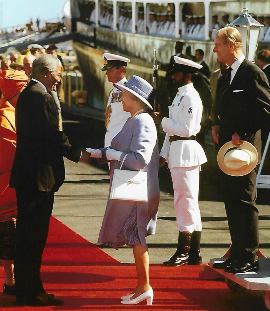 Елизавета II с сумкой Launer на встрече с Нельсоном Манделой, 1995 год