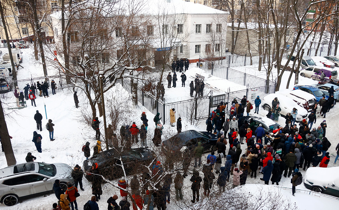 Люди у здания второго отдела полиции управления МВД России по городу Химки, где находится оппозиционный политик Алексей Навальный