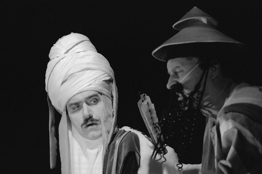 Спектакль &laquo;Принцесса Турандот&raquo;,&nbsp;Виктор Зозулин (слева) в роли Тимура, 1991 год