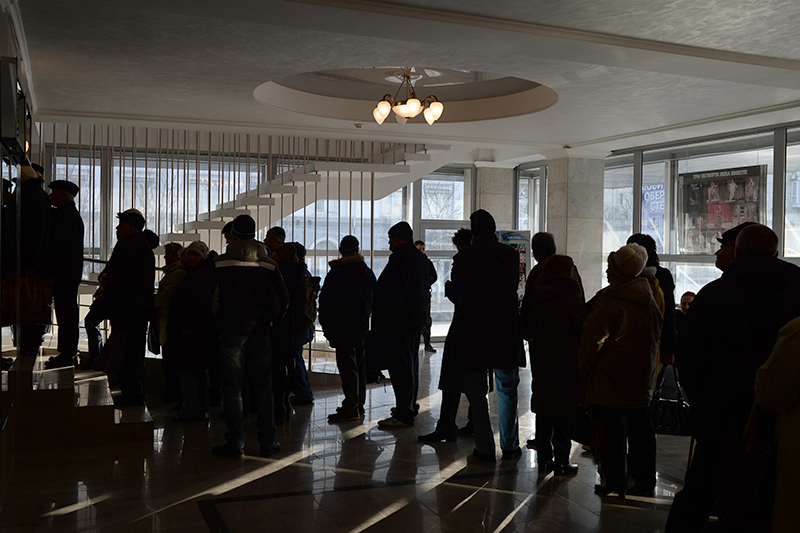 Жители Луганска голосуют на выборах главы Луганской Народной Республики и депутатов Народного Совета республики на избирательном участке №29.