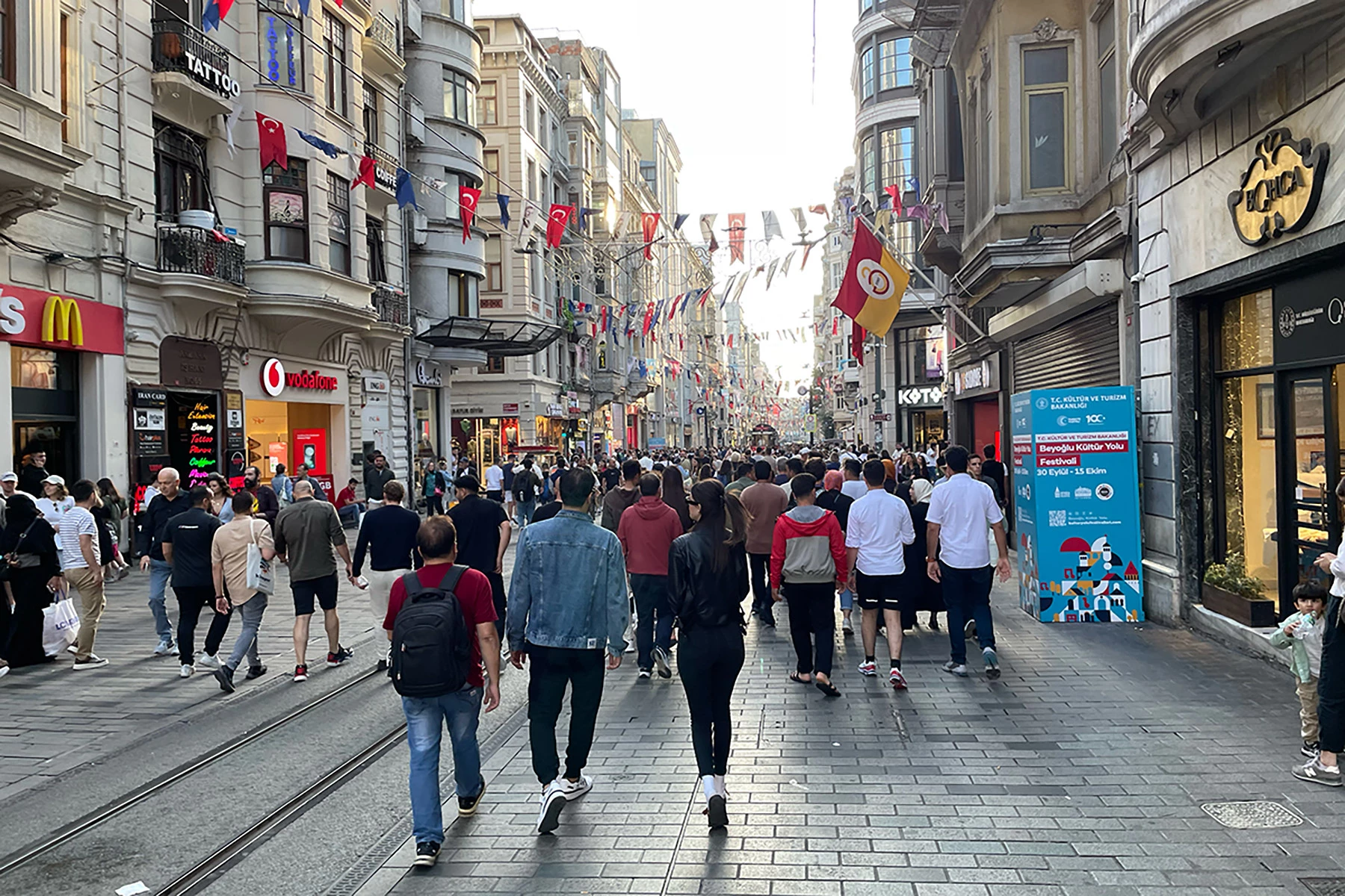 <p>Самая оживленная улица Стамбула&nbsp;&mdash; Истикляль,&nbsp;практически&nbsp;местный Арбат</p>