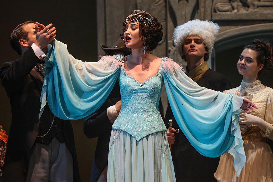 Ольга Бузова в сцене из спектакля &laquo;Чудесный грузин&raquo; режиссера Ренаты Сотириади на сцене МХАТа им. Горького, июнь 2021 года