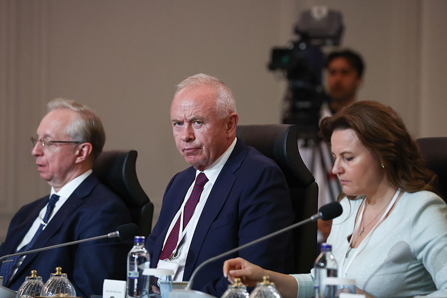 Члены российской делегации во время третьего раунда прямых российско-украинских переговоров во дворце Чираган&nbsp;в Стамбуле, Турция, 23 июля 2025 года