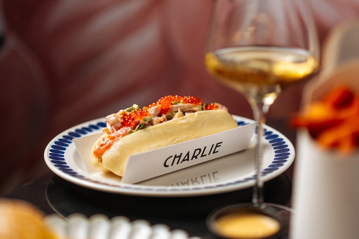 Сharlie-дог с хрустящим куриным бедром и красной икрой