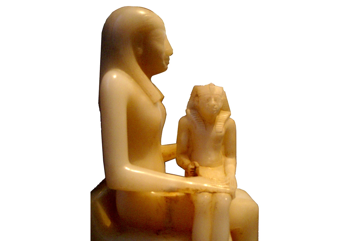 Статуя малолетнего Пепи II, сидящего на коленях у своей матери Анехнес-Мерира II