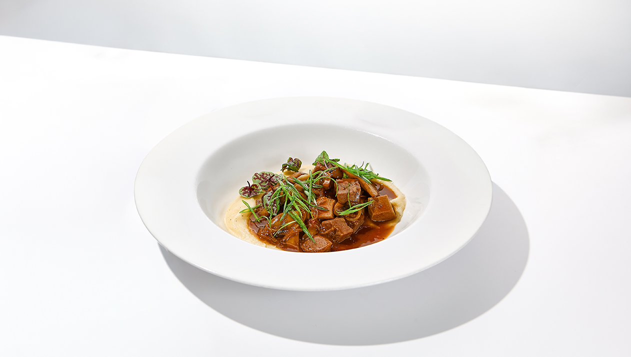 Вино, добавленное к мясному блюду в процессе приготовления, может выступать естественным консервантом