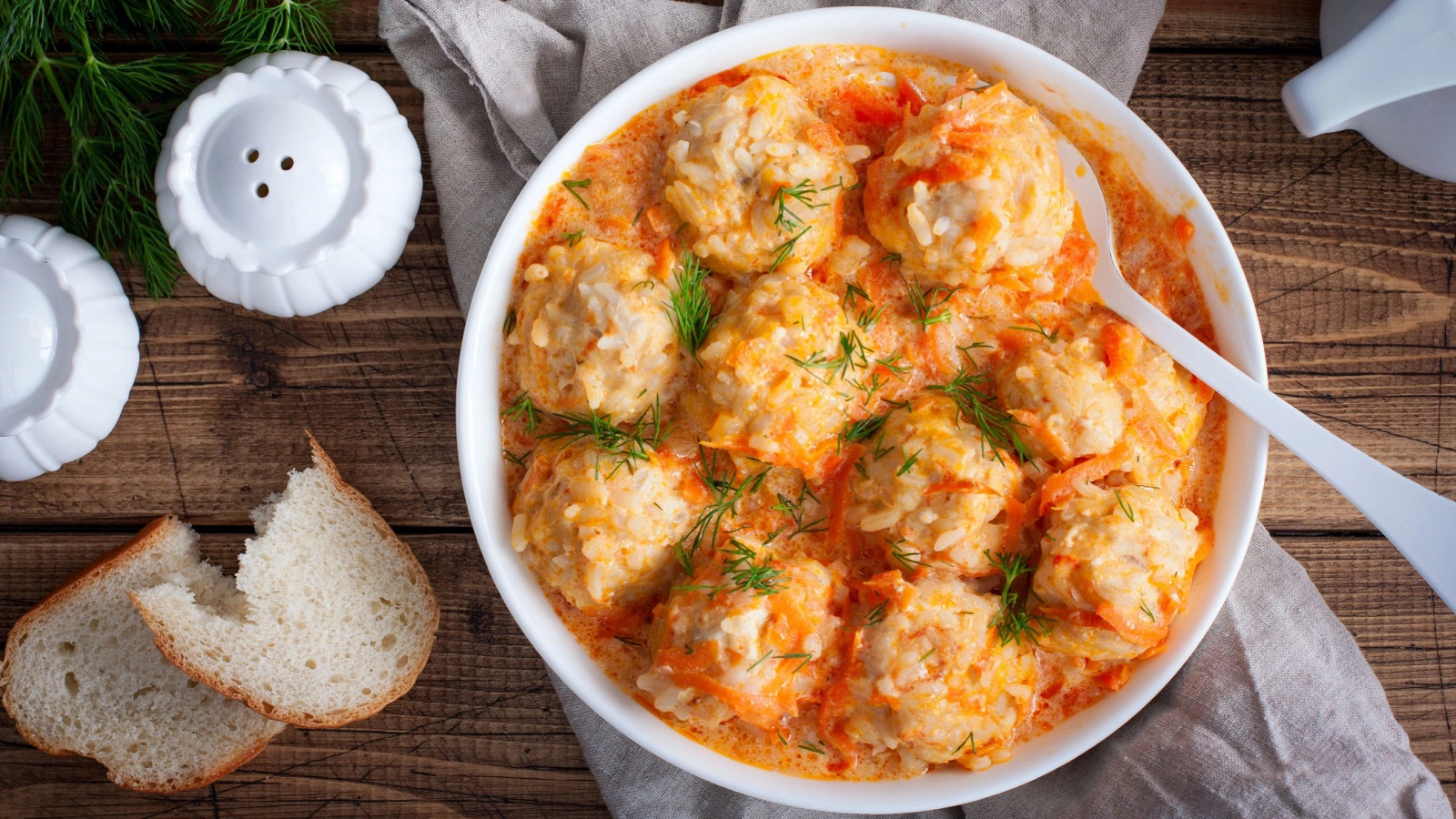 Блюдо прекрасно сочетается с картофельным пюре, гречкой, макаронами или свежими овощами