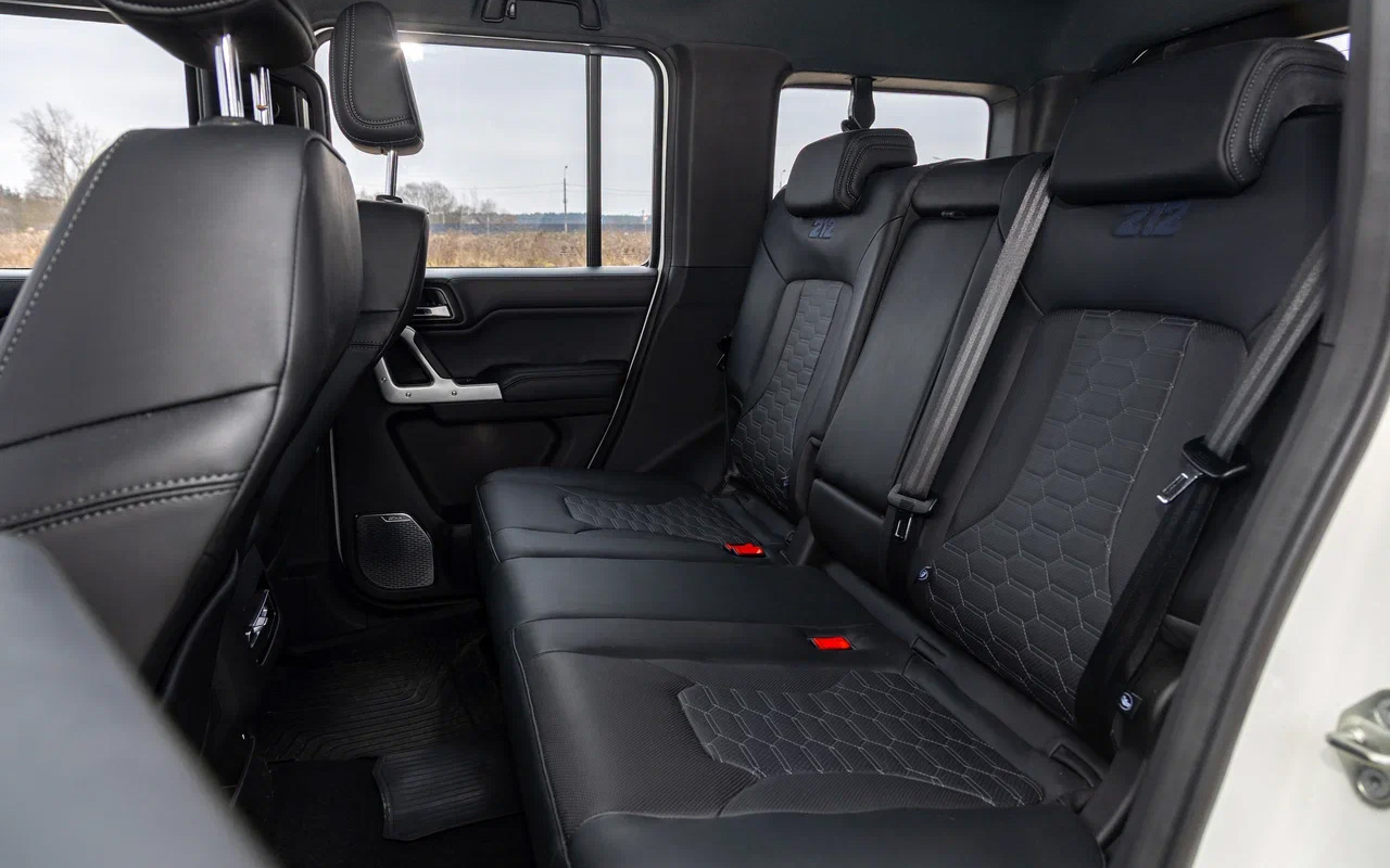 Зато пол сзади у BAW 212 ровный