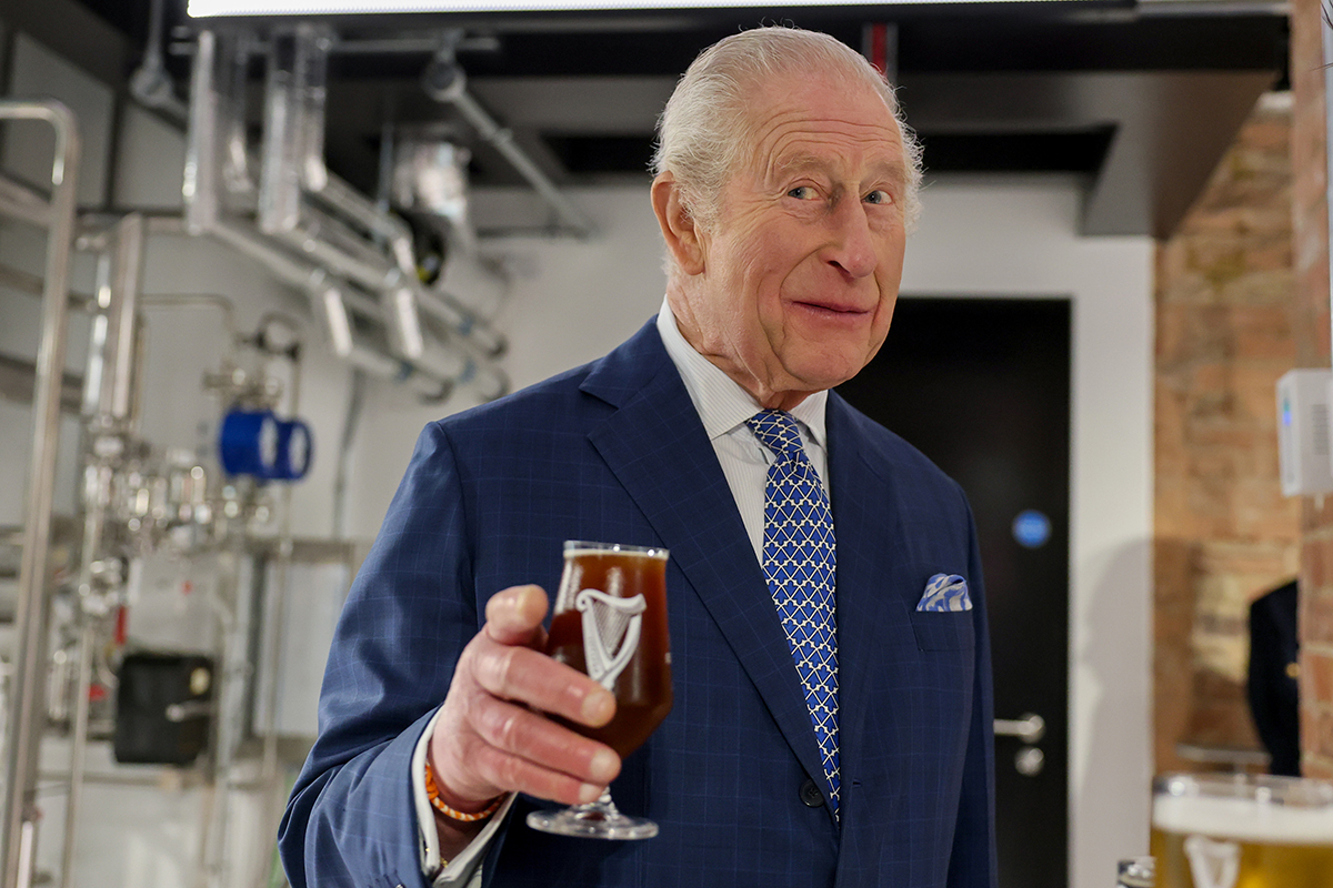 Король Карл III попробовал пиво в Лондоне