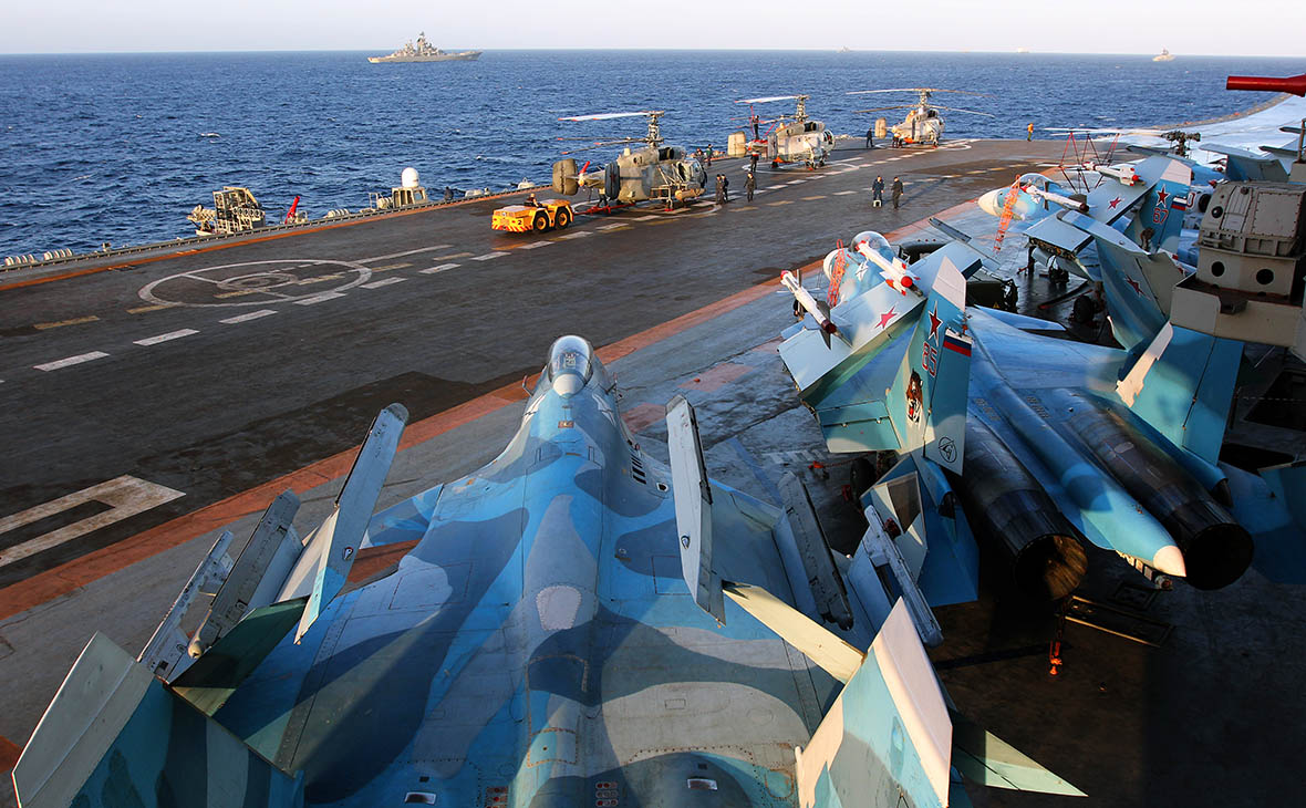 Истребители Су-33 на палубе тяжелого авианесущего крейсера &laquo;Адмирал Кузнецов&raquo;




