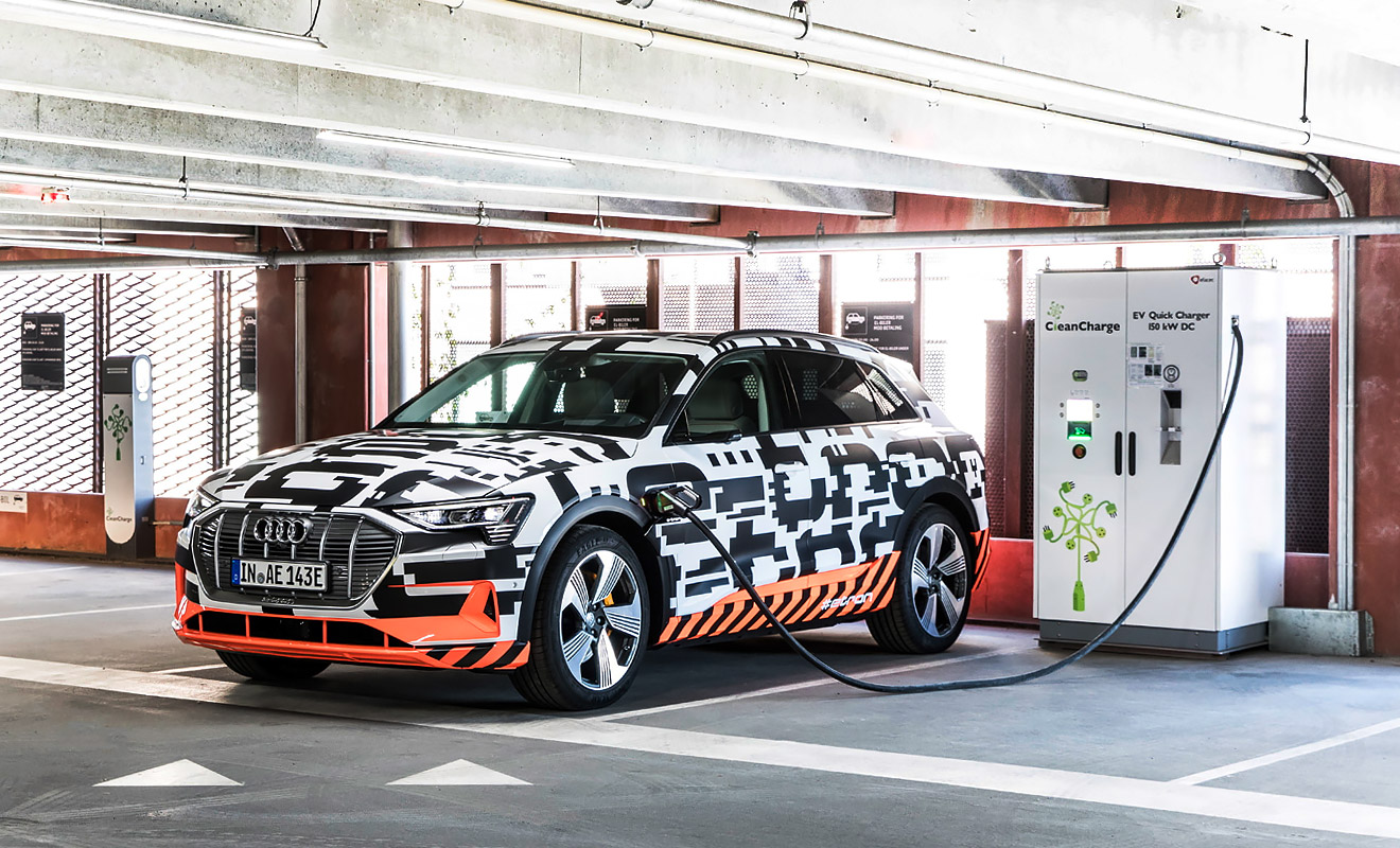 Премьера первого в истории электрокроссовера марки Audi должна была состояться в августе, но компания презентацию на более поздний срок. E-Tron оснащается тремя электромоторами суммарной мощностью 503 л.с., набирает &laquo;сотню&raquo; за 4,6 с и имеет запас хода в 500 километров. Машина, которая займет место между кроссоверами Q5 и Q7 будет продаваться минимум за 66 тыс. евро.
