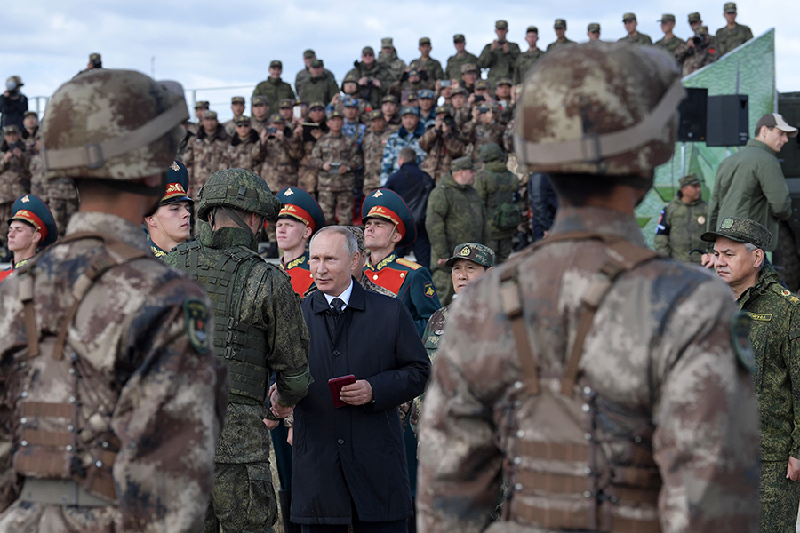 За маневрами наблюдал Владимир Путин, заявивший, что, несмотря на проходящие масштабные учения, Россия &mdash; миролюбивая страна. &laquo;У нас нет и не может быть агрессивных планов&raquo;, &mdash; сказал президент